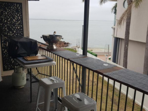 Waterfront Location - 2 Bed Apartment in Corlette, Port Stephens - Sleeps 4